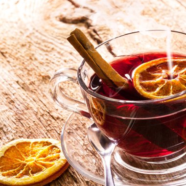 Bir fincan kırmızı çay.