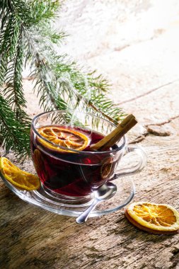 Bir fincan kırmızı çay.