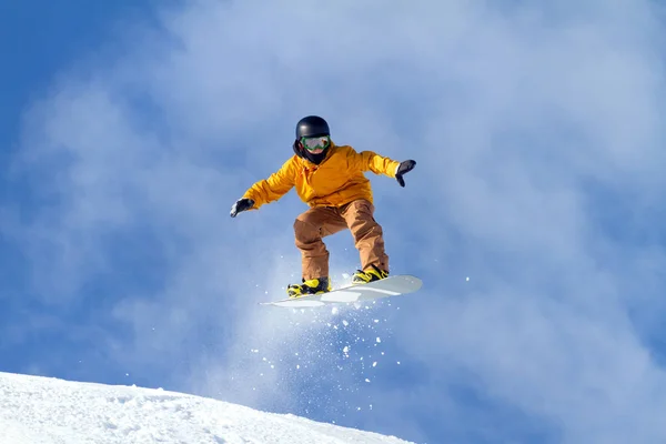 Taze Kar Snowboard Ile Atlamak — Stok fotoğraf