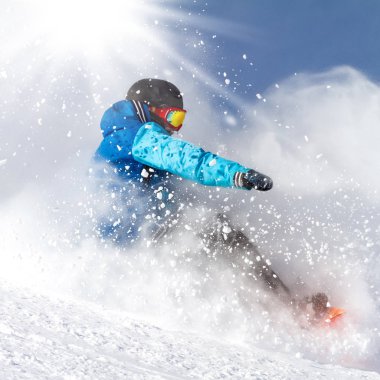 taze kar snowboard ile yokuş aşağı