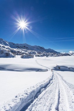 Kış manzara snowshoeing Valmalenco - İtalya-