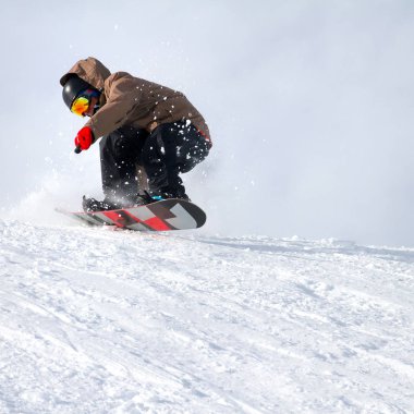 taze kar snowboard ile yokuş aşağı