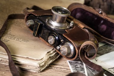 eski fotoğraf makinesi ile kompozisyon