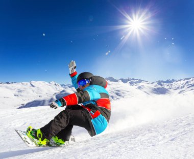 taze kar snowboard ile yokuş aşağı