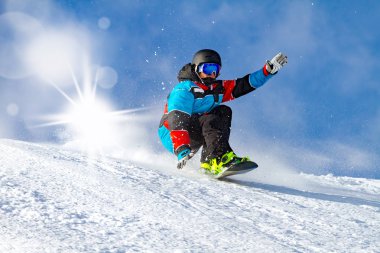 taze kar snowboard ile yokuş aşağı