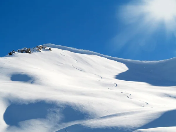 滑雪登山道上的雪地 — 图库照片