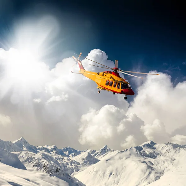 Redding Helikoptervlucht Sneeuw Bedekt Alpen — Stockfoto