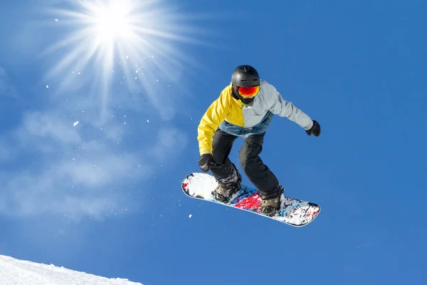 Taze Kar Snowboard Ile Yokuş Aşağı — Stok fotoğraf