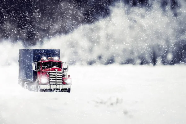 Transport Mit Dem Lkw Auf Der Verschneiten Straße — Stockfoto