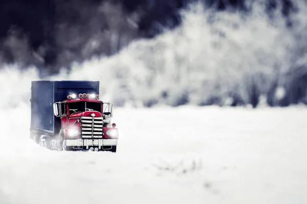 Transportera Med Lastbil Snöiga Vägen — Stockfoto