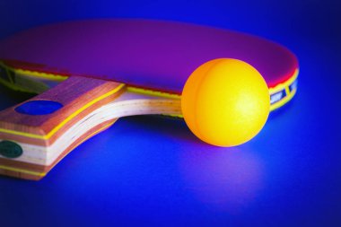 raket ve masa tenisi topu