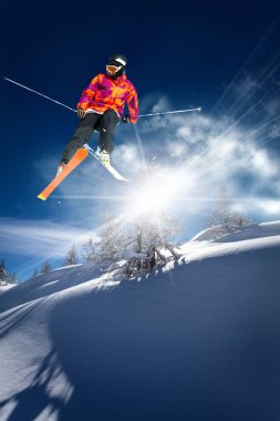 güneş ışınlarının arasında kayak atlama 