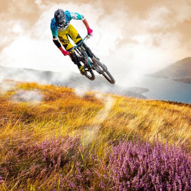 binici ile Como Gölü üzerinde gün batımında mtb 