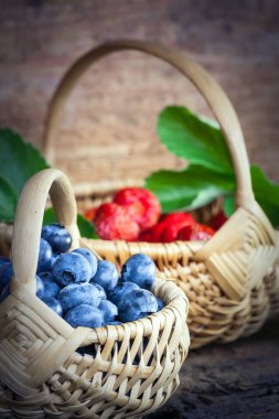 hasır sepet yaban mersini ve çilek ile