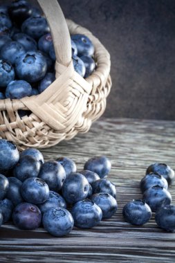 hasır sepet içinde dev yaban mersini