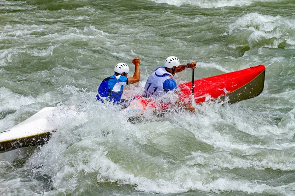 Pareja Atletas Descenso Con Kayaks Entre Rápidos — Foto de Stock