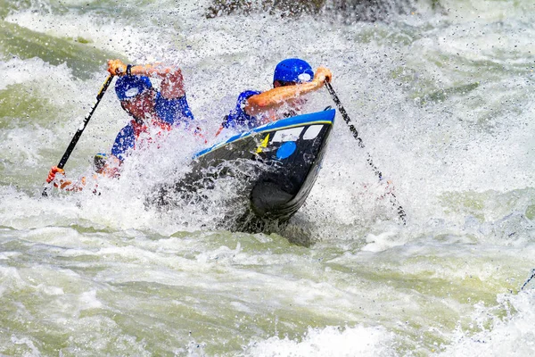 Pareja Atletas Descenso Con Kayaks Entre Rápidos — Foto de Stock