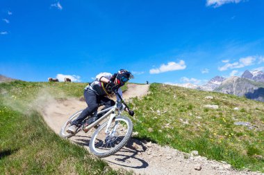 dağlarda bir iz üzerinde dağ bisikleti ile iniş
