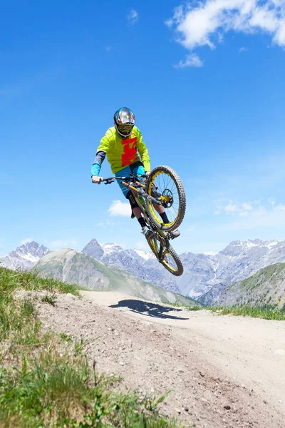 Nedstigning Med Mountainbike Ett Spår Bergen — Stockfoto