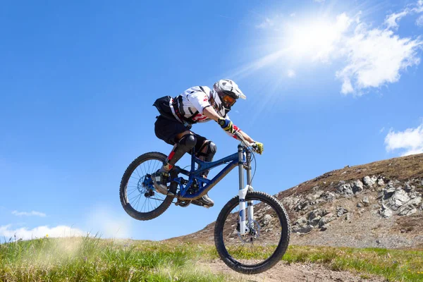 Nedstigning Med Mountainbike Fjällen — Stockfoto