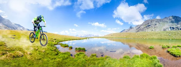 Talfahrt Hochgebirge Mit Teich — Stockfoto