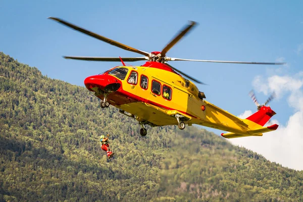Rescate Helicópteros Las Montañas — Foto de Stock