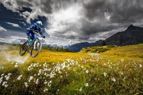 Afdaling Met Mtb Een Suggestieve Alpine Omgeving — Stockfoto