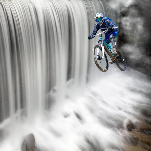 Salto Com Mtb Cachoeira — Fotografia de Stock