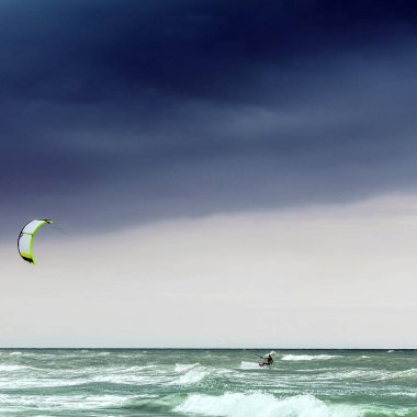 Uçurtma Sörfü kaba denizlerde