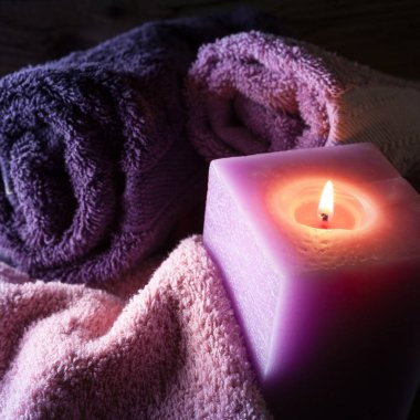 pembe mum ile banyo havlusu