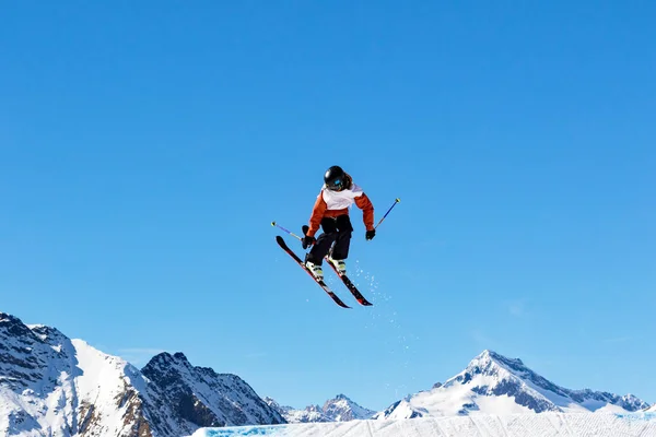 Salto Acrobático Sobre Esquís —  Fotos de Stock