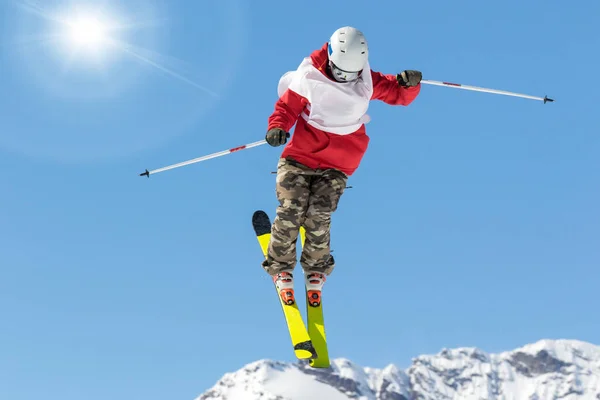 Salto Acrobático Sobre Esquís —  Fotos de Stock