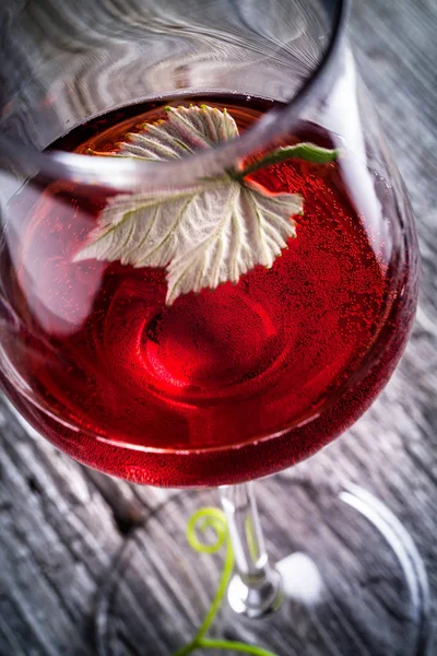 赤ワインのグラスのつるの葉 — ストック写真