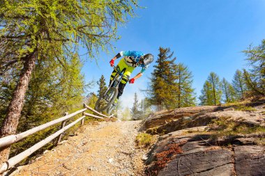 yokuş aşağı motorcu mtb 