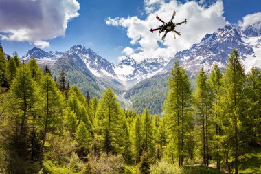 dağlarda drone ile havadan çekim