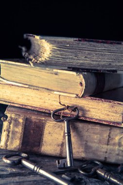 Ferforje tuşları ile eski kitaplar