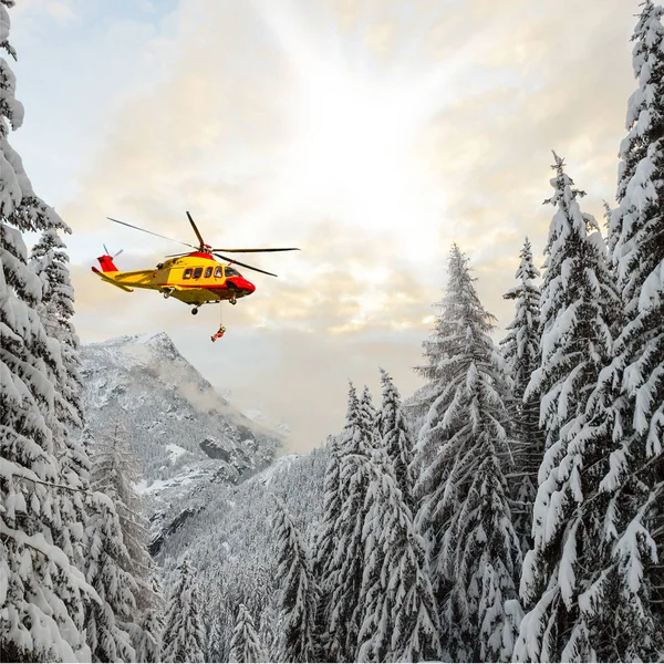 Helicóptero Rescate Con Rescatador Cabrestante — Foto de Stock