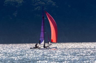 gün batımında gezintisindeki Katamaran