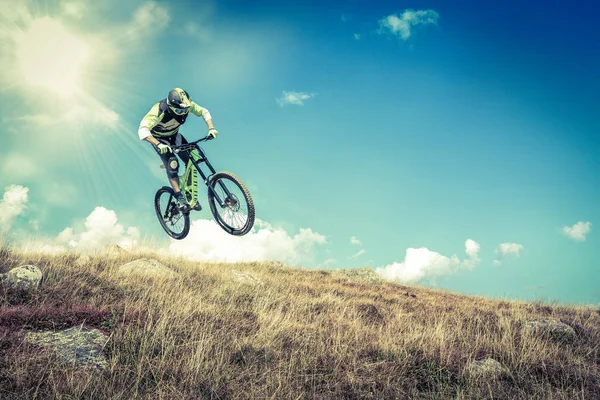 Akrobatischer Sprung Mit Mtb — Stockfoto