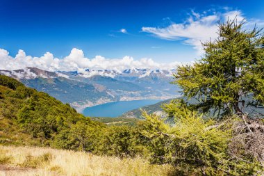 Alpe Giumello üzerinden Como Gölü'nün havadan görünümü
