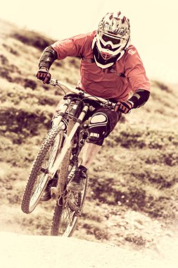 sporcu yokuş aşağı mtb ile nişanlı
