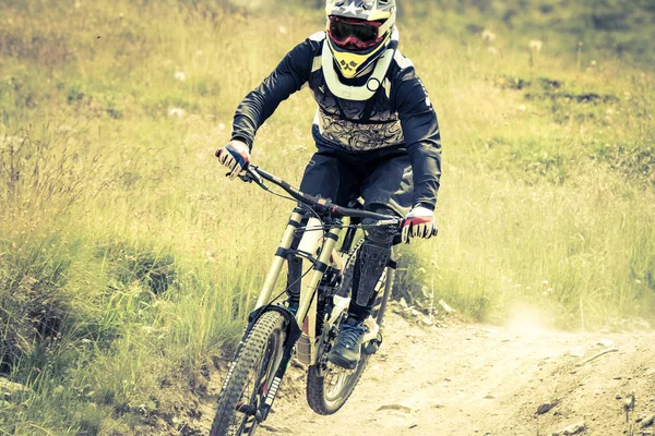 Atleta Engajado Downhill Com Mtb — Fotografia de Stock