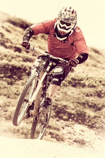 sporcu yokuş aşağı mtb ile nişanlı