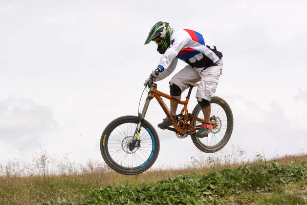 Biker Gräset — Stockfoto