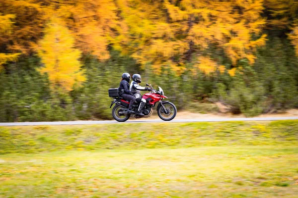 Motociclista Casal Outono Excursão — Fotografia de Stock