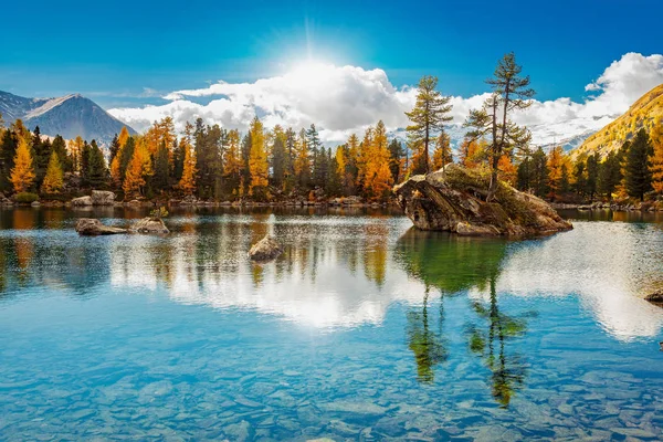 Lago Alpino Com Larches Outono — Fotografia de Stock