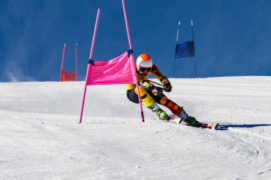 Özel slalom yarışmasında sporcu