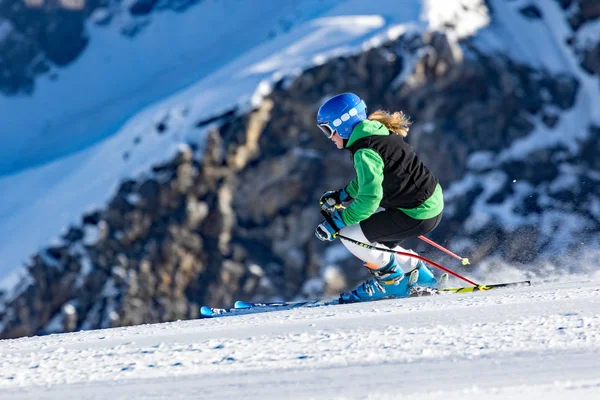 Menina Envolvida Treinamento Esqui — Fotografia de Stock