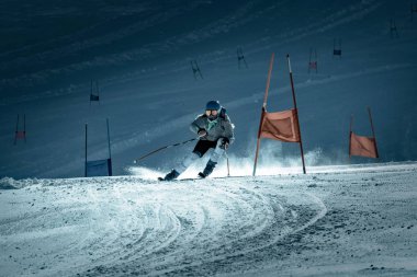 Özel slalom yarışmasında sporcu