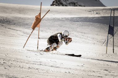 Özel slalom yarışmasında sporcu